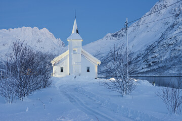 Fototapeta na wymiar Kirche in Sildpollneset, Vestpollen, Austnesfjorden, Austvagoya, Lofoten, Nordland, Norwegen