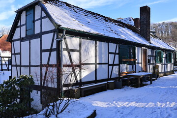 Fototapeta na wymiar Historisches Fachwerkhaus im Winter in Iserlohn im Sauerland 