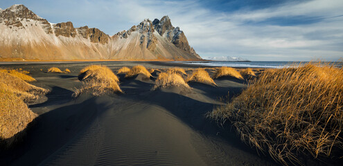 schwarzer Sand, Kambhorn, Stokksnes, Hornsvik, Ostisland, Island