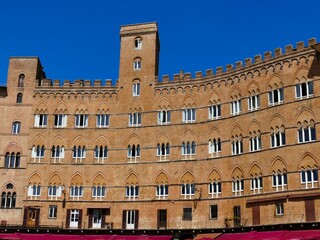 La façade du Palazzo Sansedoni sur la Piazza del Campo à Sienne