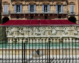 Fototapeta premium La Fonte Gaïa sur la Piazza del Campo à Sienne