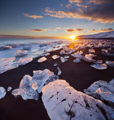 Eisbrocken am Strand nahe der Gletscherlagune Jökulsárlon, Öraefajökull, Ostisland, Island