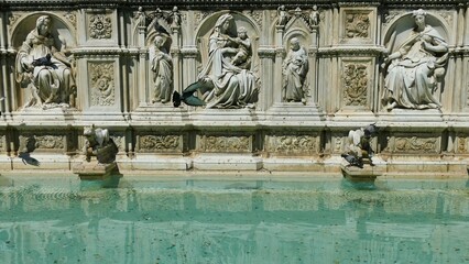 Obraz premium La Fonte Gaïa sur la Piazza del Campo à Sienne