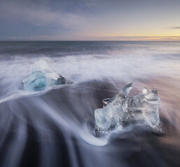 Eisbrocken am Strand bei der Gletscherlagune Jökulsárlon, Ostisland, Island