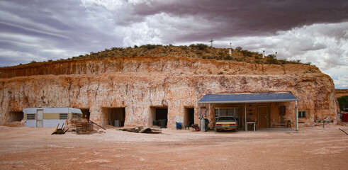 Hillside entrance to a dug out, an underground house in the opal mining town of Coober Pedy in the outback of South Australia - obrazy, fototapety, plakaty