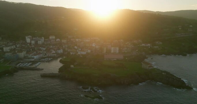 Mundaka a contraluz desde e aire