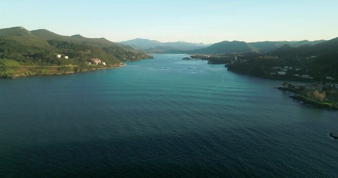 Atardecer en la ria de Mundaka a vista de dron