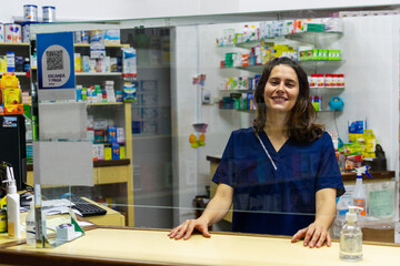 Farmacia vendiendo un medicamento	