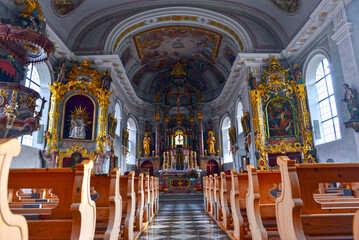 Fototapeta na wymiar Innenansicht der Pfarrkirche Grän in der Gemeinde Grän in Tirol (Österreich) 