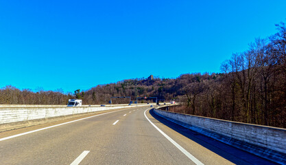 A3 vor Schloss Habsburg (Kanton Aargau) Richtung Zürich (Schweiz)