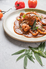 Anticucho de pollo y mariscos decorado con ajies