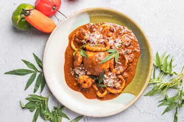 Anticucho de pollo y mariscos decorado con ajies