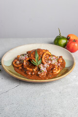 Anticucho de pollo y mariscos decorado con ajies
