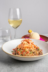 Mesa de arroz con mariscos, vino blanco, agua y postre
