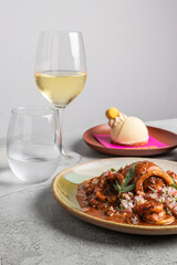 Mesa de arroz con mariscos, vino blanco, agua y postre