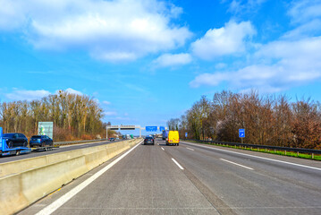 Fototapeta na wymiar A5 Richtung Mannheim vor Ausfahrt Karlsruhe-Nord