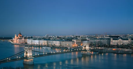 Photo sur Plexiglas Széchenyi lánchíd Chain Bridge and the Parliament in Budapest in blue hour
