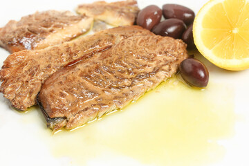 smoked mackerel fillets with lemon and olives