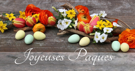 Carte de Pâques : oeufs de Pâques avec des fleurs et le texte Joyeuses Pâques.	
