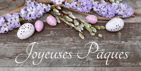 Carte de Pâques : oeufs de Pâques avec des fleurs et le texte Joyeuses Pâques.	