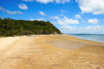 Beach of Kingfisher Bay on the west coast of K'gari (Fraser Island) in Queensland, Australia -...