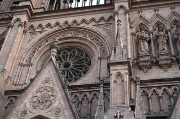 Fototapeta na wymiar Imponentes detalles arquitectónicos-ornamentación de la Basílica de Nuestra Señora de Luján de estilo neogótico en la provincia de Buenos Aires, Argentina.