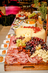 Pratos de legumes e carnes na mesa com decoração lindas.