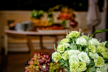 Pratos de legumes e carnes na mesa com decoração lindas.