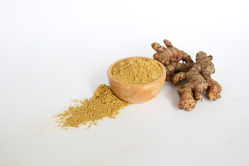 raw ginger material and powder in a wooden bowl