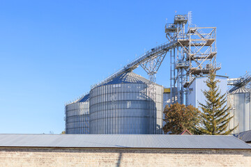 Obraz premium A large grain silo is surrounded by a fence