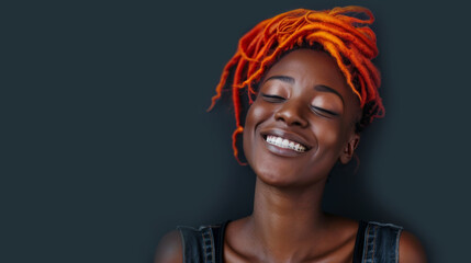 Porträt einer jungen schwarzen Frau mit zufriedenem Lächeln und leuchtend orangefarbenen Dreadlocks. - obrazy, fototapety, plakaty