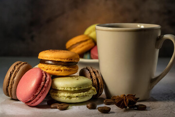 Macarons colorés assortis avec une tasse à café. Photographie culinaire
 - obrazy, fototapety, plakaty