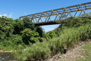 Brücke über den Fluss Rio Caldera bei Boquete in den Bergen von Panama