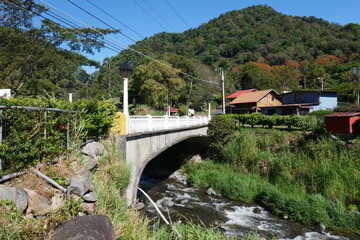 Brücke über Gebirgsfluss Rio Caldera in Bajo Boquete Panama