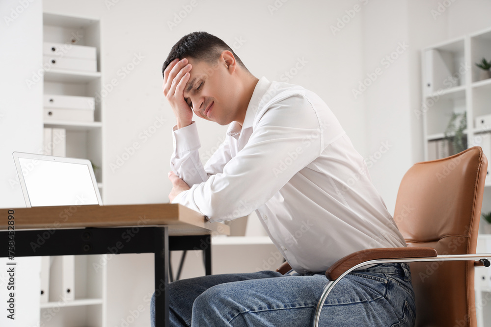 Poster Young businessman suffering from headache in office