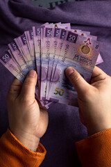 hands counting money