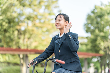 自転車で通学・登校・下校する制服姿の中学生・高校生・女子高生

