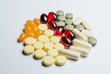 白背景にカラフルな錠剤　薬　サプリメント