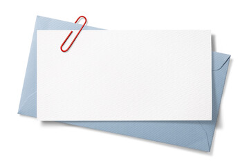 封筒にクリップで留められた紙片。手紙、招待状などのイメージ