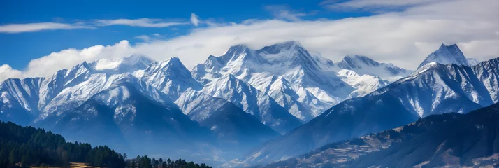 Photo sur Plexiglas Himalaya Mystical Dhauladhar: Majestic Snow-Capped Peaks Against Azure Sky