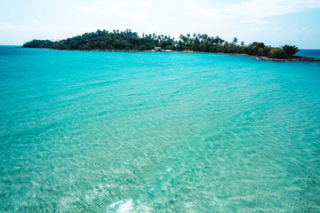 Fototapeta premium Travel summer,Clear sea and waves at the beach on the island