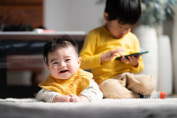 0歳と4歳の兄弟