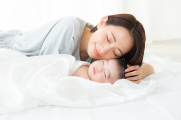 生後4ヶ月の男の子を寝かしつける母親