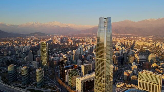 Toma aerea del Costanera Center de Santiago de Chile en atardecer