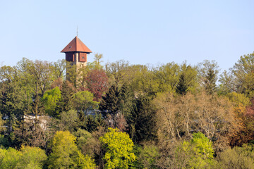 Wasserturm auf dem Burgberg in Erlangen, blauer Himmel im Hintergrund
