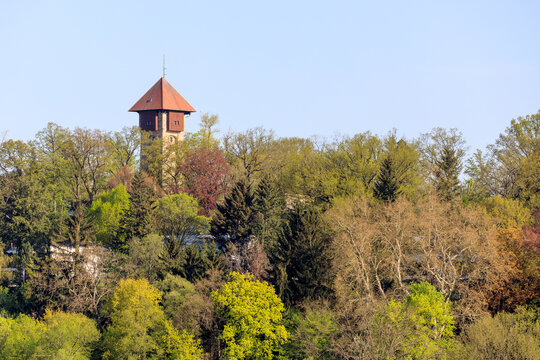Der Wasserturm auf dem Burgberg ist ein auf dem Burgberg in der mittelfr&auml;nkischen Stadt Erlangen gelegener Wasserturm, blauer Himmel im Hintergrund.