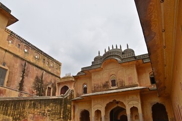Fototapeta premium Majestic Historic Nahargarh Fort With Intricate Architecture Under Cloudy Skies , Jaipur, Rajasthan, India 