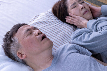 うるさいイビキ