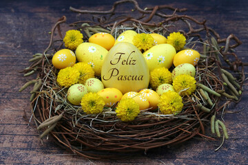Tarjeta de felicitación Felices Pascuas: Huevo de Pascua etiquetado con huevos de Pascua y flores...