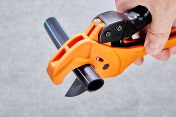 Ratchet pipe cutter for plastic flexible pipes.